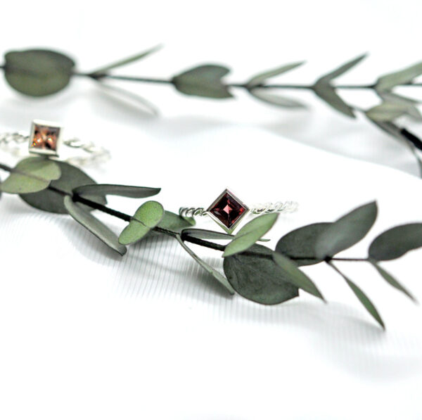 Bijouterie-Grenoble-bijoutier-joaillier-createur-bijou-argent-solitaire-tresse-grenat-rhodolite